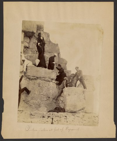 [Foto tomada al pie de las Pirámides] de G. Lekegian