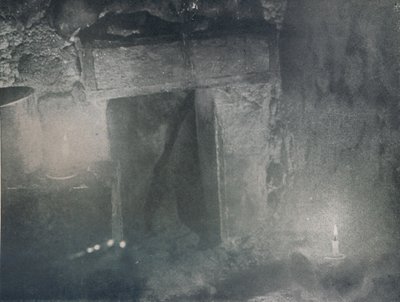 Puerta interior de un iglú a la luz de lámparas de grasa, c1911 de G. Murray Levick