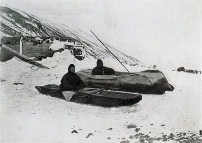 Los Dos Kayaks en la Orilla, c1911 de G. Murray Levick