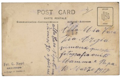 Parte trasera de una postal con un soldado de infantería, artillero, en uniforme con su esposa e hijo durante la Primera Guerra Mundial de G. Negri