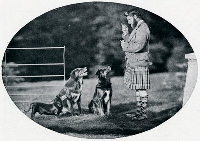 Mr. Francis Clark, el Gillie de la Reina, con tres de sus perros favoritos, c1899, 1901 de G. W. Wilson and Company