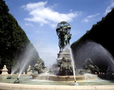 Vista de la fuente de las cuatro partes del mundo, o fuente del observatorio o incluso la fuente de Carpeaux, ubicada en la Place Camille Jullian en París en el jardín de Marco Polo. Esta fuente de bronce fue construida entre 1867 y 1874 por el arquitecto  de Gabriel Jean Antoine Davioud
