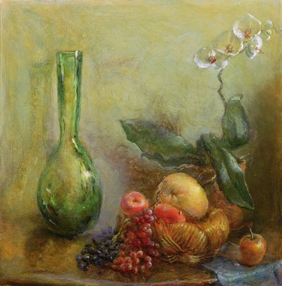 Orquídea con cesta de frutas y jarrón verde de Gail Schulman