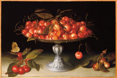 Cerezas en una compota de plata con manzanas silvestres en un borde de piedra y una mariposa fritilaria de Galizia Fede