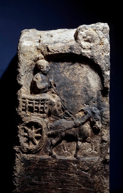 Arte Galo-Romano: estela que representa a un hombre en un carro tirado por un caballo. 50 a.C.-100 d.C. Metz. Museo de Bellas Artes de Gallo Roman
