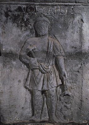 Capitel del pilar de los Nautes que representa a Vulcano sosteniendo un martillo de Gallo Roman