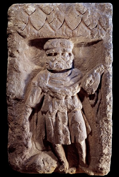 Arte Galo-Romano: divinidades tricefálicas o Mercurio con tres cabezas. Relieve en piedra. Siglo I a.C. - siglo V d.C. de Gallo Roman