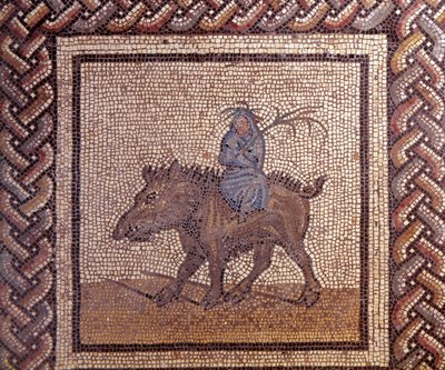 Arte Galo-Romano: pavimento de mosaico que representa un calendario rústico. Alegoría del Invierno montando un jabalí. Finales del siglo II, principios del siglo III d.C. De Saint-Romain-en-Gal (Rhone). Saint Germain en Laye, Museo Nacional de Arqueología de Gallo Roman