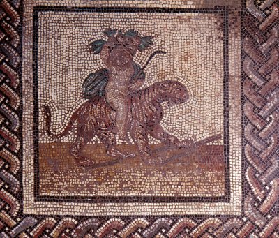 Arte Galo-Romano: pavimento de mosaico que representa un calendario rústico. Alegoría del otoño sentada en un tigre. Finales del siglo II, principios del siglo III d.C. De Saint-Romain-en-Gal (Rhone). Saint Germain en Laye, Museo Nacional de Arqueología de Gallo Roman