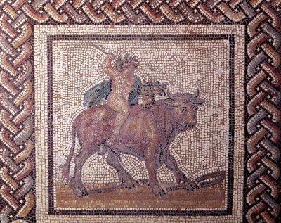 Arte Galo-Romano: pavimento de mosaico que representa un calendario rústico. Alegoría de la primavera montando un toro. Finales del siglo II, principios del siglo III d.C. De Saint-Romain-en-Gal (Rhone). Saint Germain en Laye, Museo Nacional de Arqueología de Gallo Roman