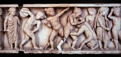 Arte galo-romano: friso de mármol de un sarcófago que representa a niños jugando de Gallo Roman Gallo Roman