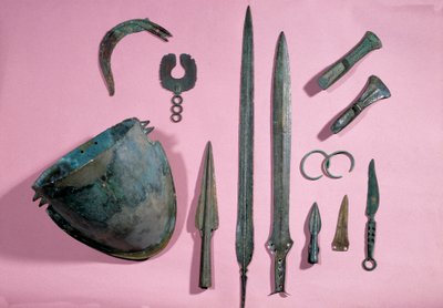 Arte galo: casco de bronce, hacha, hoz, adorno, espada, brazalete, punta de Theil a Billy sur Loir. 1150 - 950 a.C. Saint-Germain-en-Laye, Museo de Antigüedades de Gaulish Gaulish