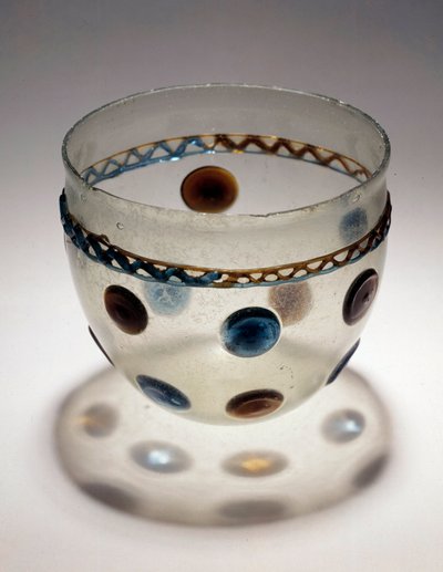 Arte galo: copa de vidrio con tabletas de colores de Gaulish Gaulish