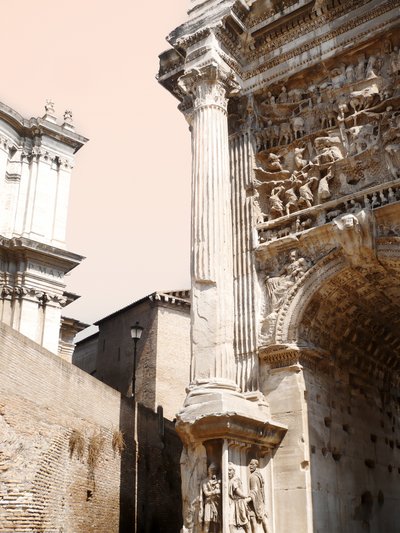 Arco romano antiguo de Gemma Bardot