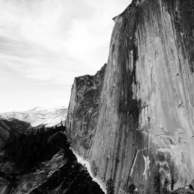 El majestuoso sendero del acantilado de la montaña de Gemma Bardot