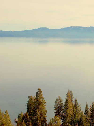Lago sereno de montaña de Gemma Bardot