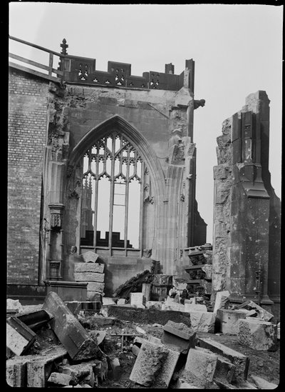 Daños por bombas en la Catedral de Manchester, Gran Manchester de George Bernard Mason