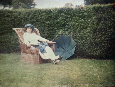 Mujer sentada en una silla de jardín (autocromo) de George Bernard Shaw