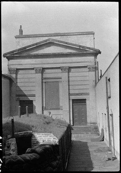 Capilla en Hull Trinity House y estatua frente al este, Kingston upon Hull de George Bernard Wood
