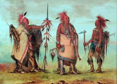 Osage: Tal-lee, Black Dog y Big Crow llevando cucarachas hechas de pelo de ciervo teñido de rojo. de George Catlin