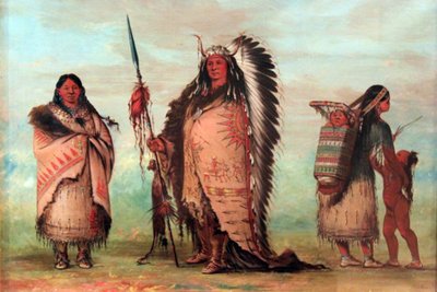 Sioux: Roca Negra con su familia. El jefe presenta con orgullo sus emblemas de honor, incluida una lanza con faldón. de George Catlin