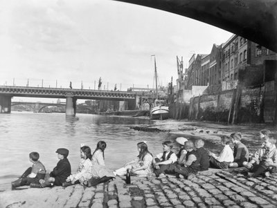 Niños en el camino empedrado bajo el Puente de Southwark, Londres de George Davison Reid