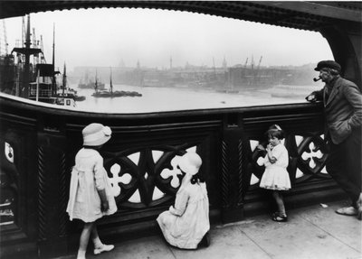 Gente observando el Támesis desde el Puente de la Torre, Ciudad de Londres, c. 1930 de George Davison Reid
