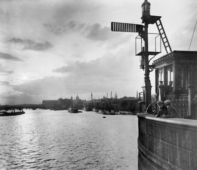 Vista río arriba desde Tower Bridge, Stepney, Tower Hamlets, Londres de George Davison Reid