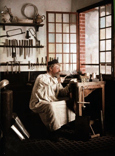 Orfebre en su estudio, autochrome por Georges Henry, v. 1910 de George F. Henry
