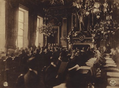 Estados Unidos en la Primera Guerra Mundial: Intérprete traduciendo al inglés el discurso del Presidente Poincare en la inauguración de la Conferencia de Paz (foto b/n) de George Grantham   Bain News Service Bain