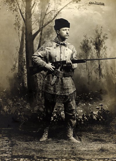 Theodore Roosevelt en piel de gamo, Dakota Teritory c.1885 (foto en blanco y negro) de George Grantham   Bain News Service Bain