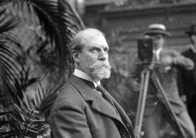 Charles E. Hughes en cámara, c.1915-20 de George Grantham Bain