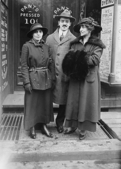 Fania Mindell, el editor Harold Hersey y Marian Bloom probablemente tomados durante el juicio de Bownsville, 1917 de George Grantham Bain