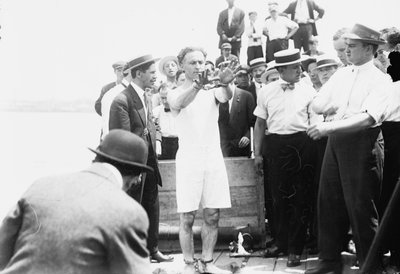 Harry Houdini siendo esposado antes de ser clavado en una caja y bajado a la bahía de Nueva York, 1912 de George Grantham Bain