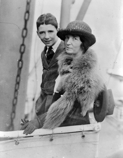 Margaret Sanger y su hijo mayor Stuart en Japón, 1922 de George Grantham Bain