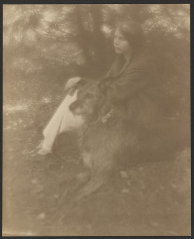 [Mujer sentada con perro] de George H. Seeley