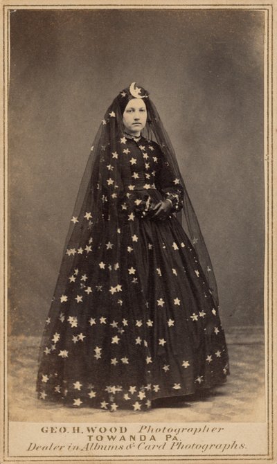 Mujer disfrazada de Reina de la Noche,c. 1860 (foto) de George H. Wood