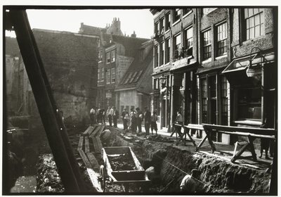 Trabajadores de la construcción en y sobre un sitio de construcción en Nieuwendijk en Amsterdam de George Hendrik Breitner
