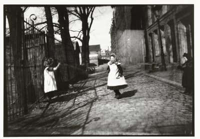 Niños jugando frente a la entrada del taller de Breitner en Prinseneiland, Ámsterdam de George Hendrik Breitner