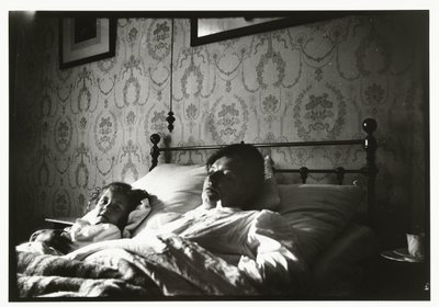 Marie Breitner y una chica despertándose en la cama de George Hendrik Breitner