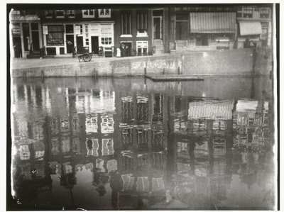 Reflejo de casas de canal en el agua en Singel 377 a 385 en Amsterdam de George Hendrik Breitner
