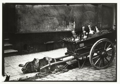 Perro tirando estirado frente a un carro con autobuses de George Hendrik Breitner