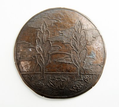Placa convexa con árboles, nubes y flores de George James Frampton