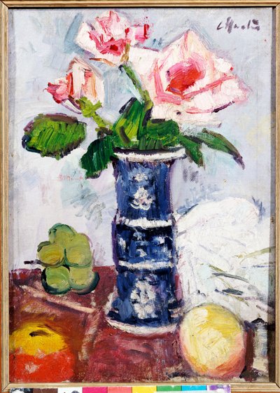 Rosas rosadas en un jarrón chino azul y blanco en forma de Gu de George Leslie Hunter