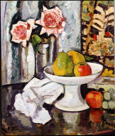 Naturaleza muerta con cuenco de frutas y un jarrón de rosas rosadas de George Leslie Hunter