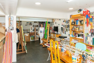 Cristina Rodríguez en su estudio, 2022 de Bartolome Esteban and studio Murillo