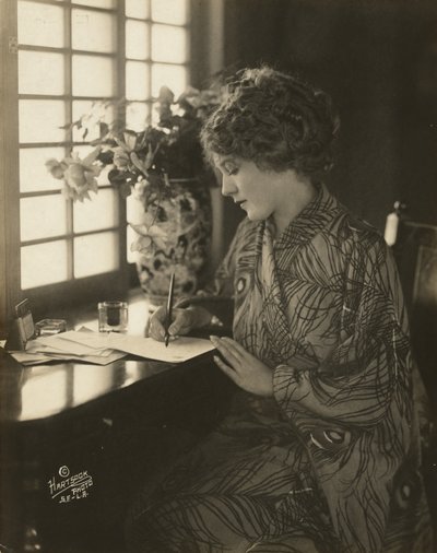 Mary Pickford, vistiendo un kimono, escribiendo en un escritorio, c.1918 (fotografía en b/n) de Bartolome Esteban and studio Murillo