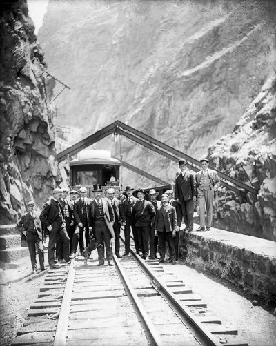Puente Colgante - El presidente Theodore Roosevelt y su grupo en el Royal Gorge del río Arkansas, 8 de mayo de 1905 de George Lytle Beam