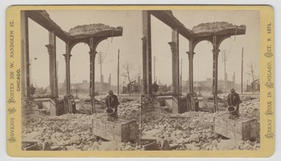 Estereografía de un hombre enfriando una caja fuerte entre las ruinas después del incendio de Chicago de 1871, 1871 de George N. Barnard