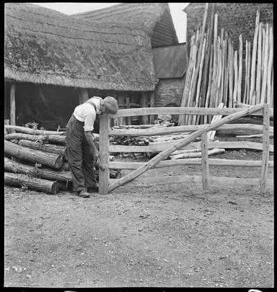 Un hombre construyendo una verja en el pueblo de Aston, 1930-50 (foto) de George R. Long